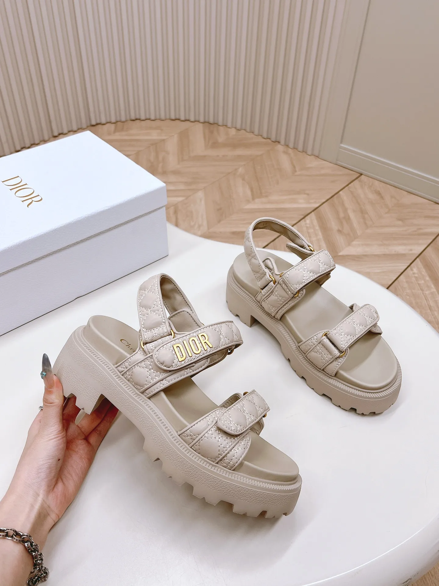 👟👟Ex-factory price 520👟👟 2024Dior Classic Velcro high-heeled sandals and slippers series original replica high version super durable and versatile style very comfortable on the foot, slim and tall, original leather upper, original d hardware buckle, original TPU outsole Heel height is about cm Size: 35-42